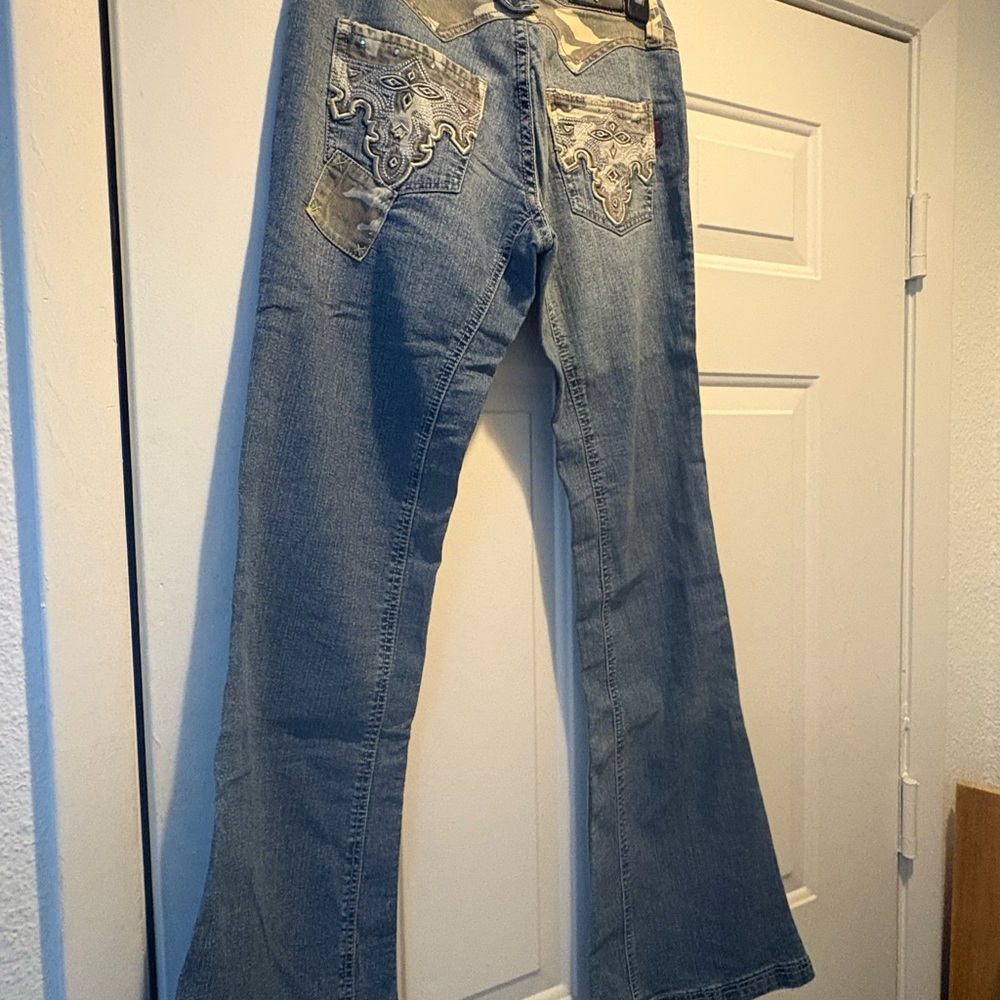 Gorgeous Embroidered Women's Jeans - Picture 10 of 16